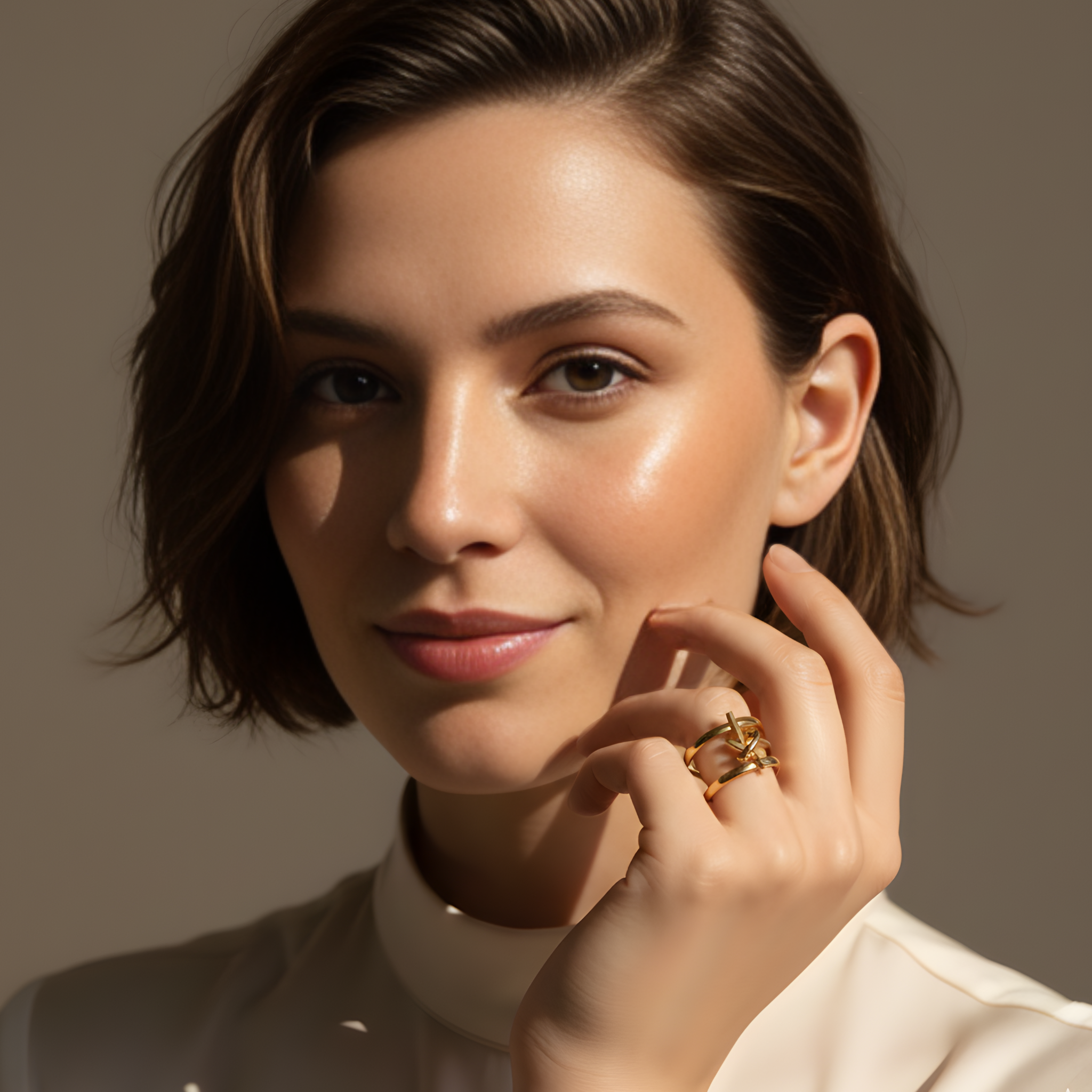 Joli anneau croisé doré brillant