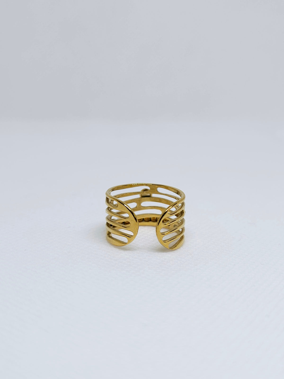 Bague dorée ajourée avec perle rouge