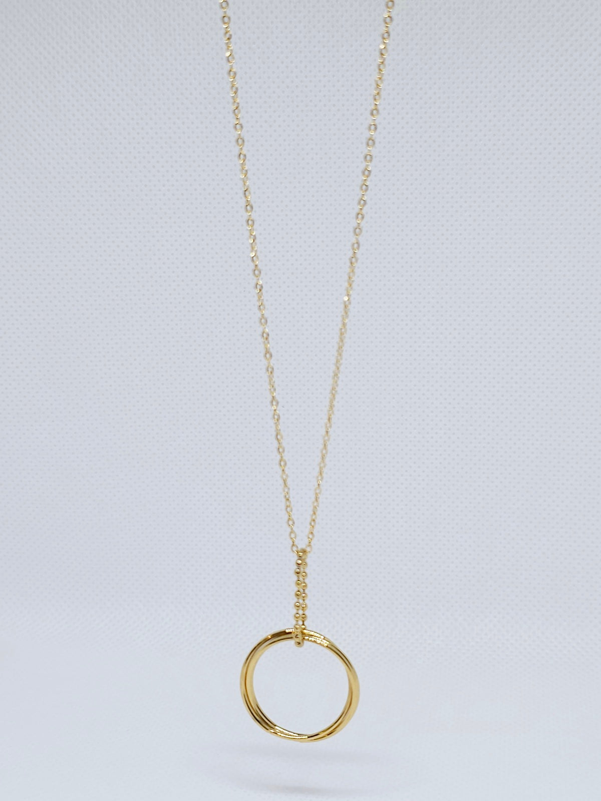 Collier cercle doré minimaliste élégant