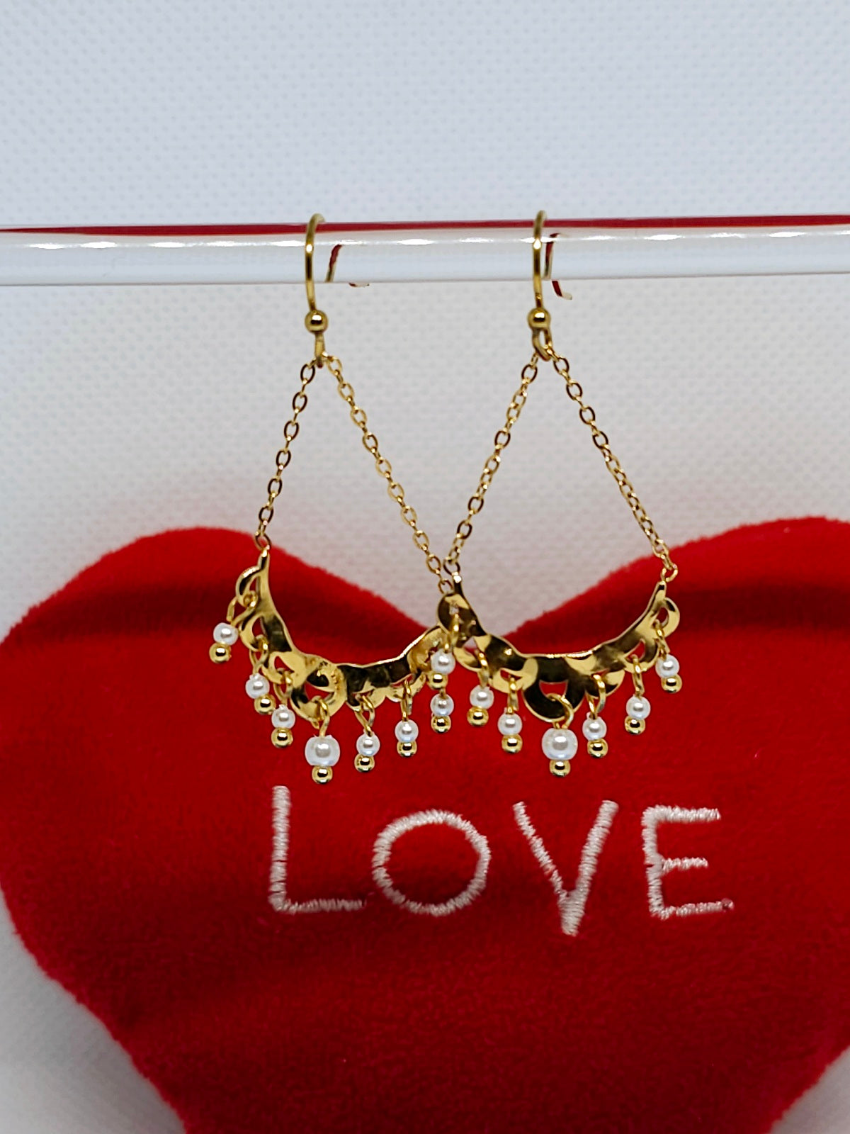 Boucles d’oreilles dorées pendantes perles