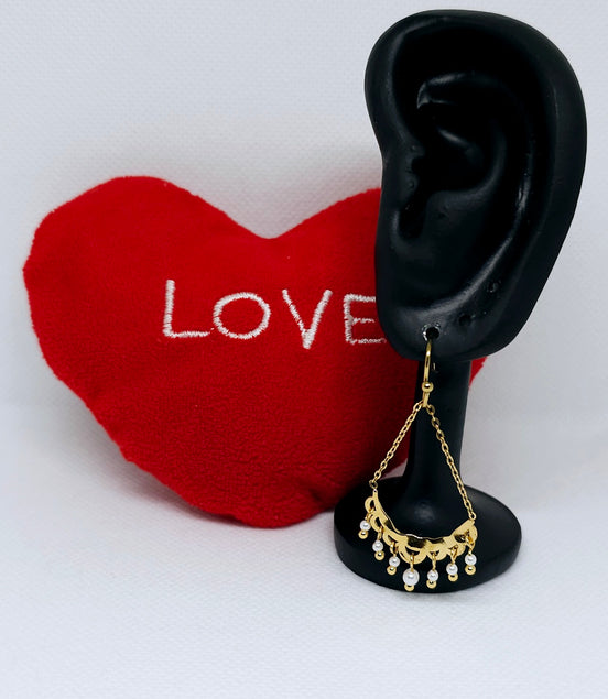 Boucles d’oreilles dorées pendantes perles
