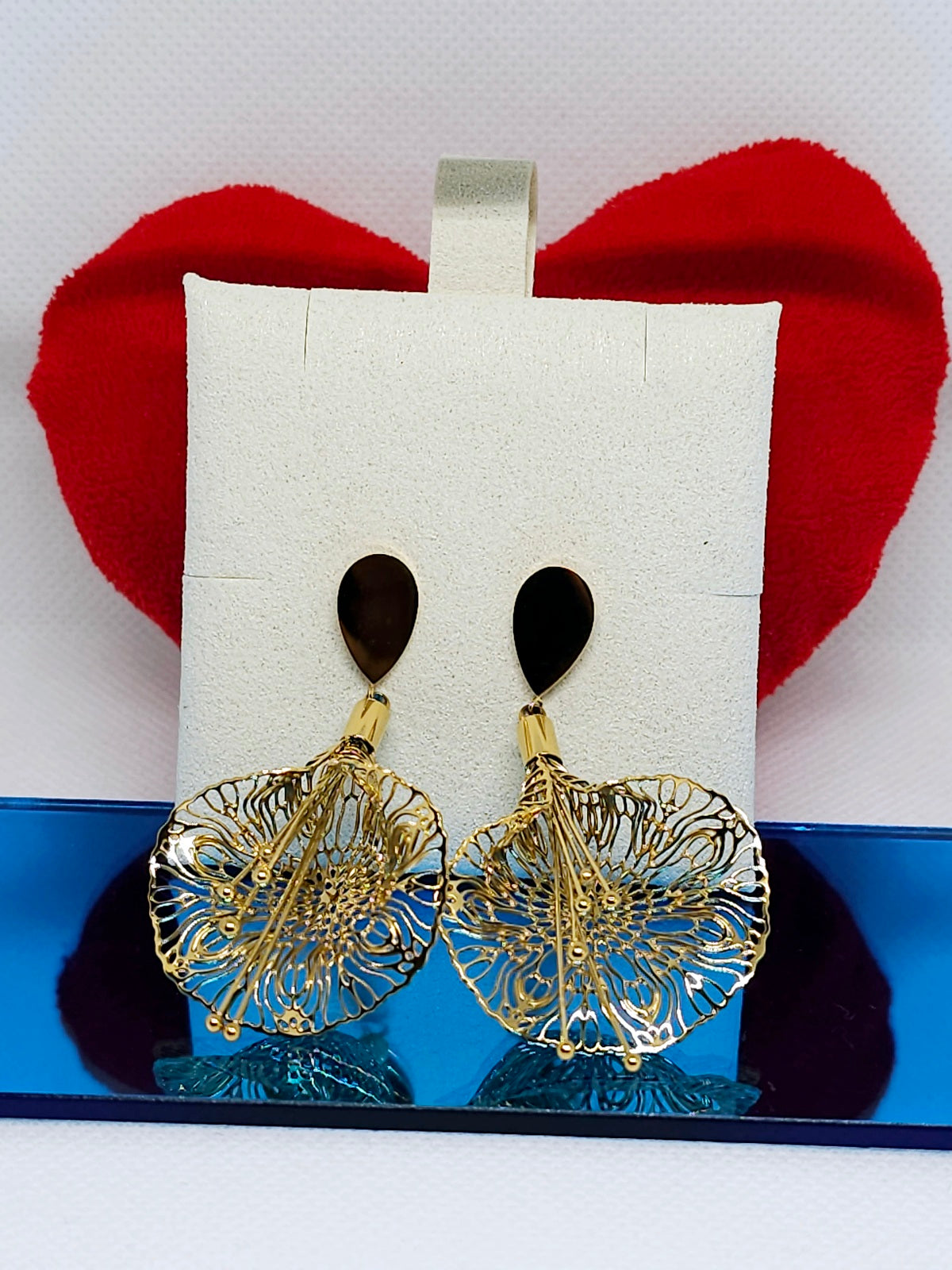 Boucles d’oreilles dorées fleur ajourée