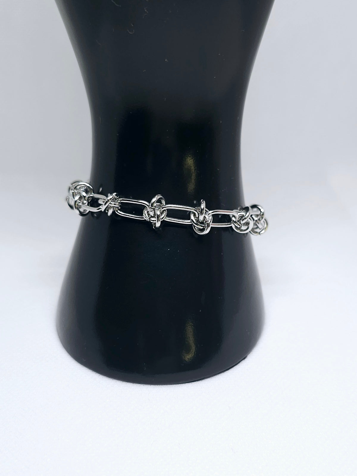 Bracelet argenté à maillons entrelacés