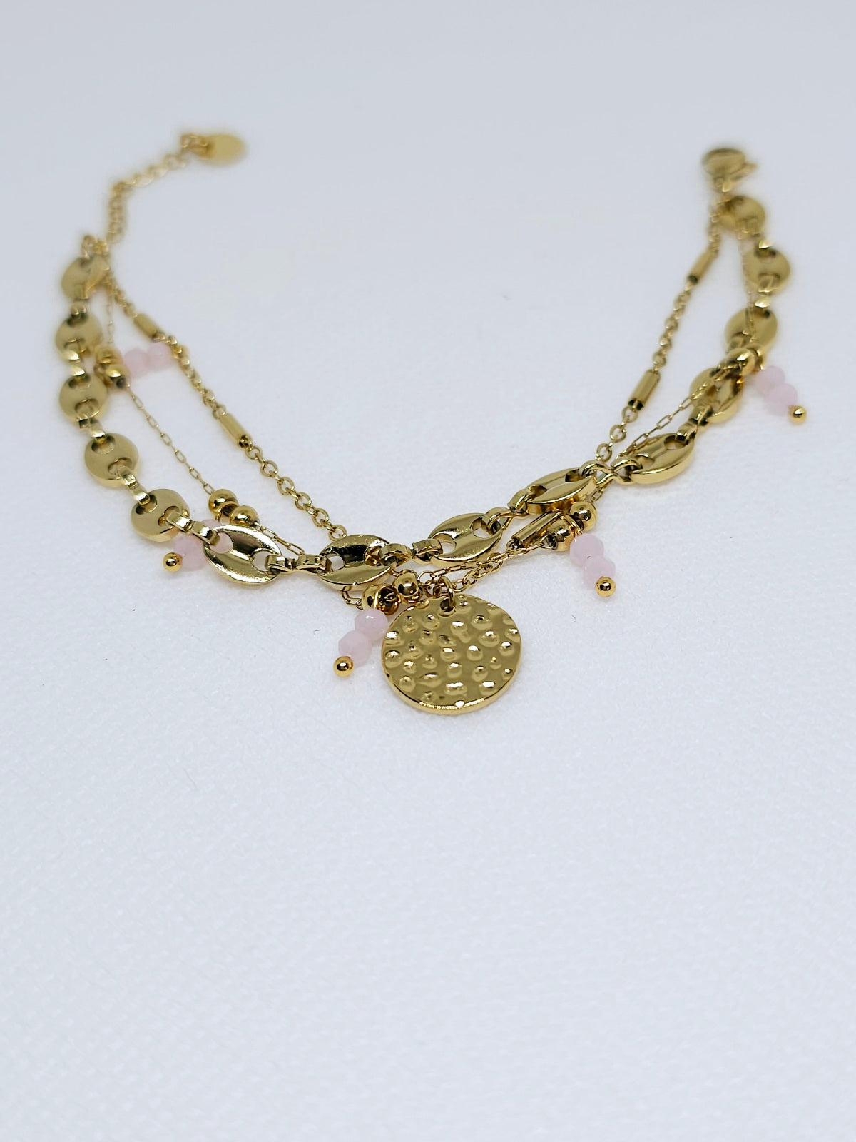 Bracelet doré multi-chaînes avec breloques