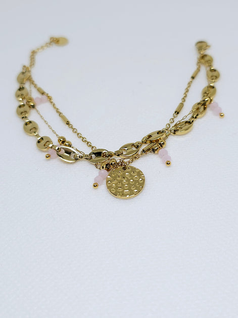 Bracelet doré multi-chaînes avec breloques