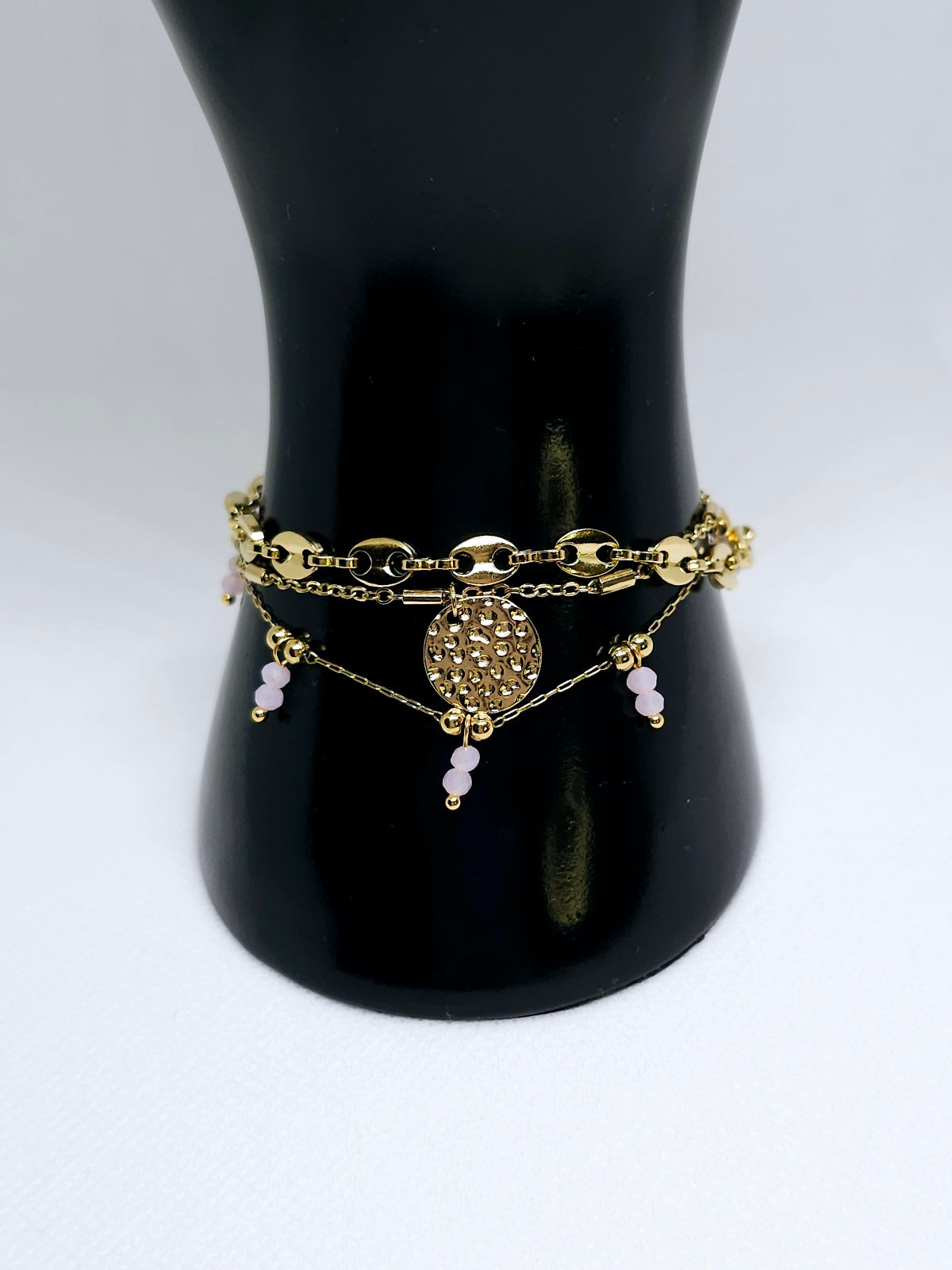 Bracelet doré multi-chaînes avec breloques
