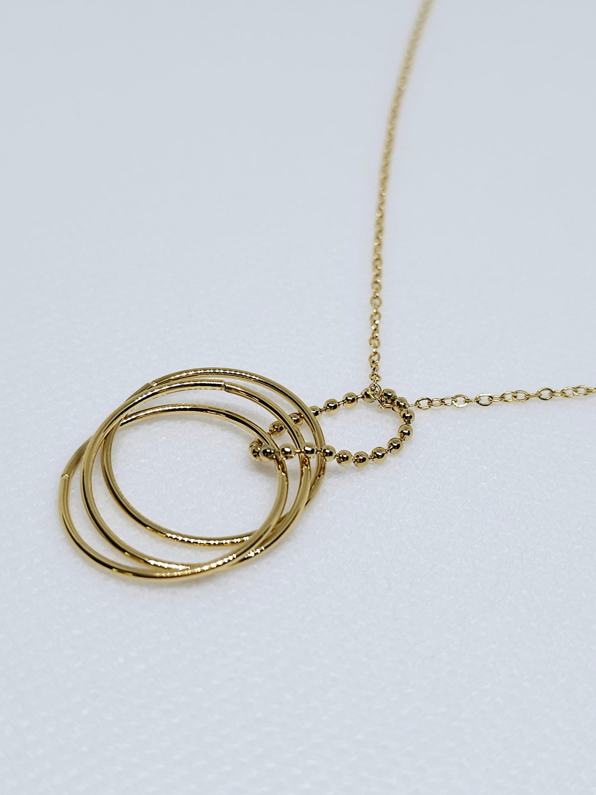 Collier cercle doré minimaliste élégant