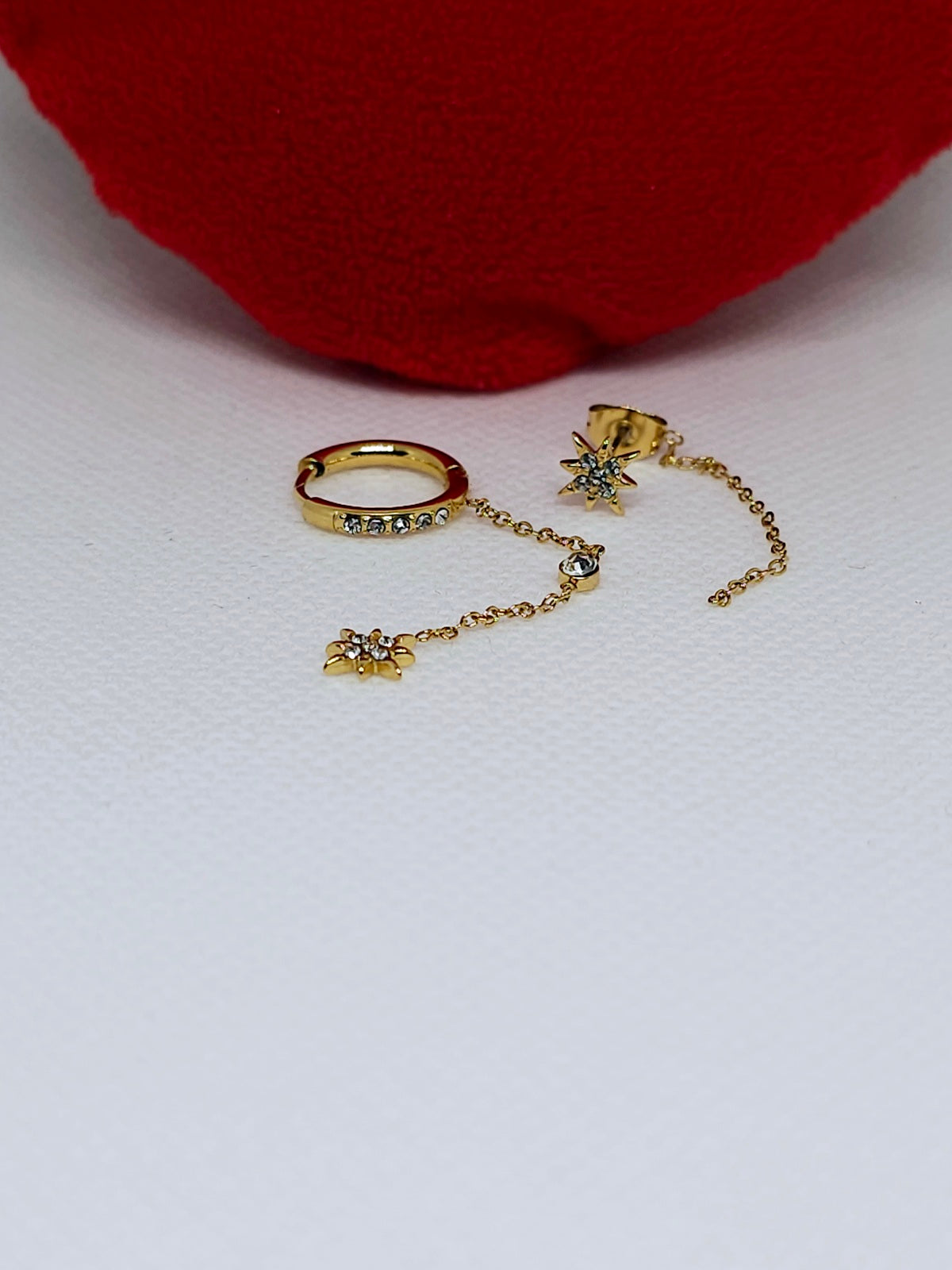 Boucle d’oreille dorée étoilée élégante