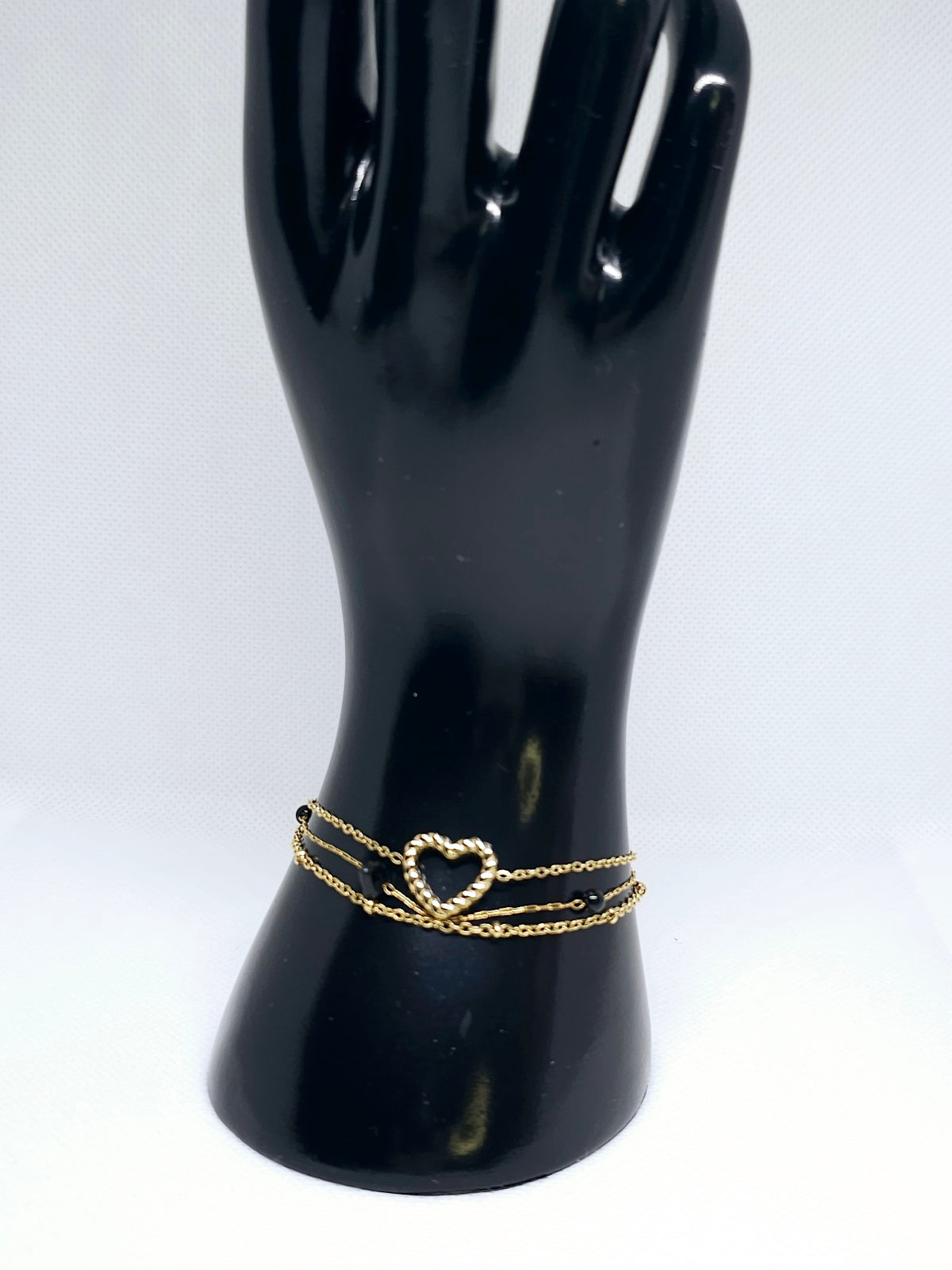 Bracelet doré délicat cœur noir