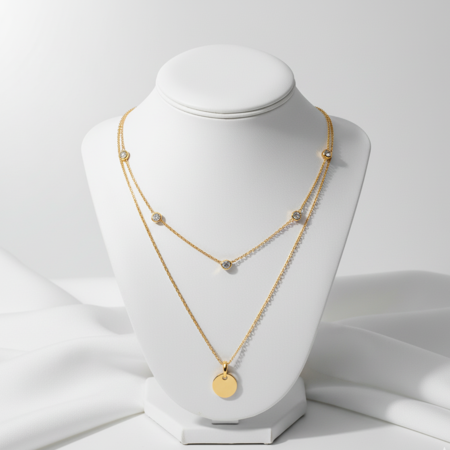 Chaînes dorées fines avec pendentif noir