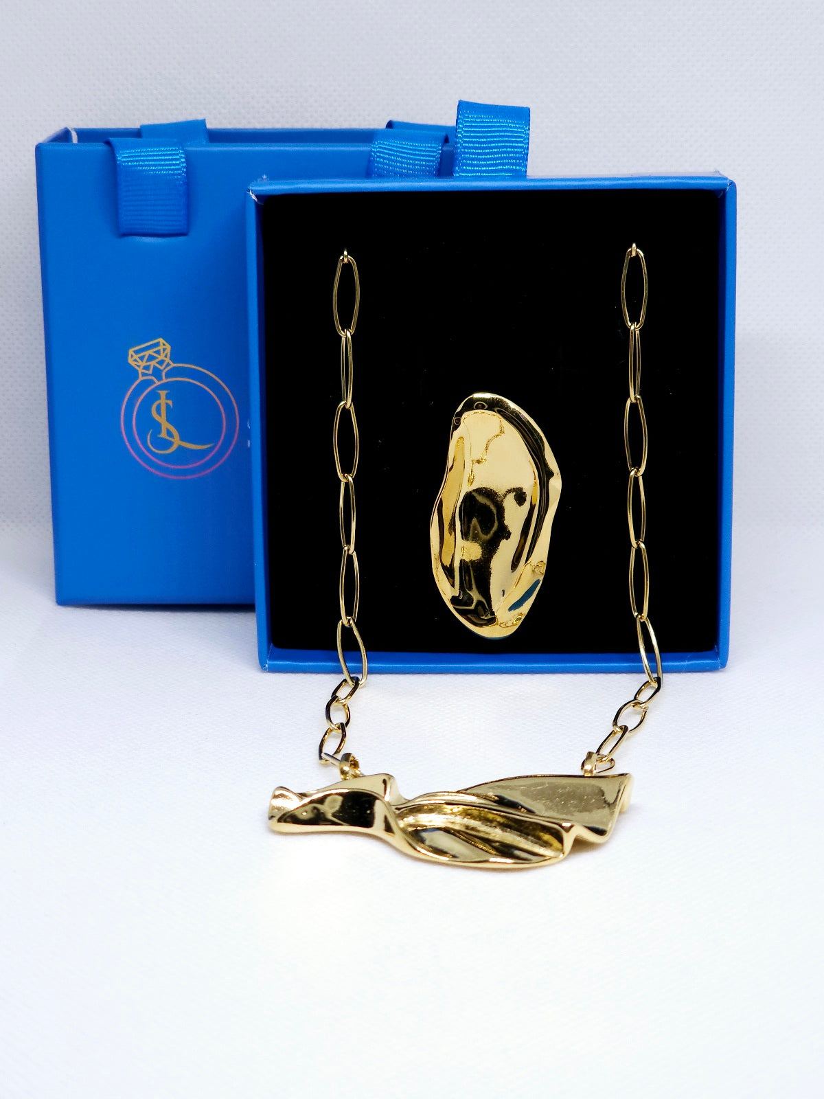 Collier et bague dorés modernes
