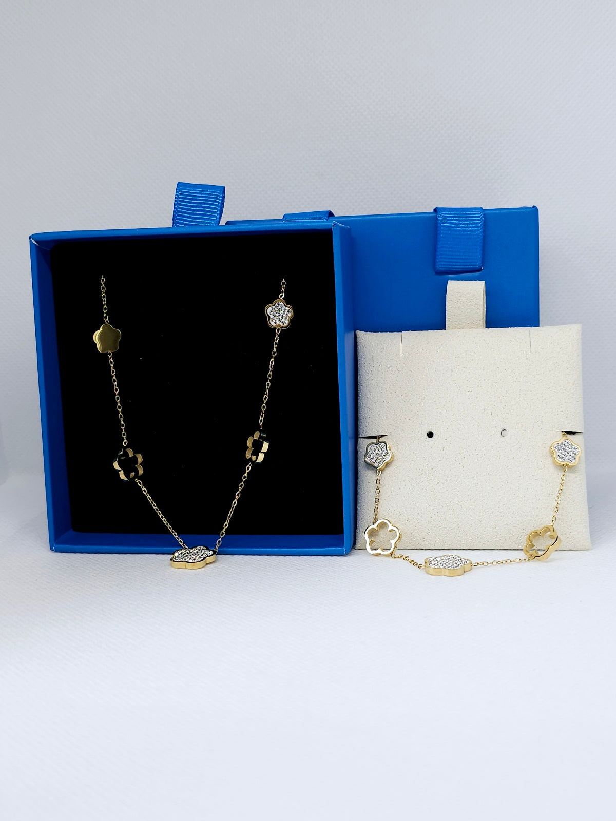 Collier et bracelet dorés élégants