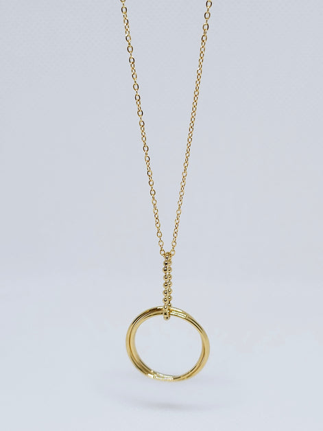 Collier cercle doré minimaliste élégant