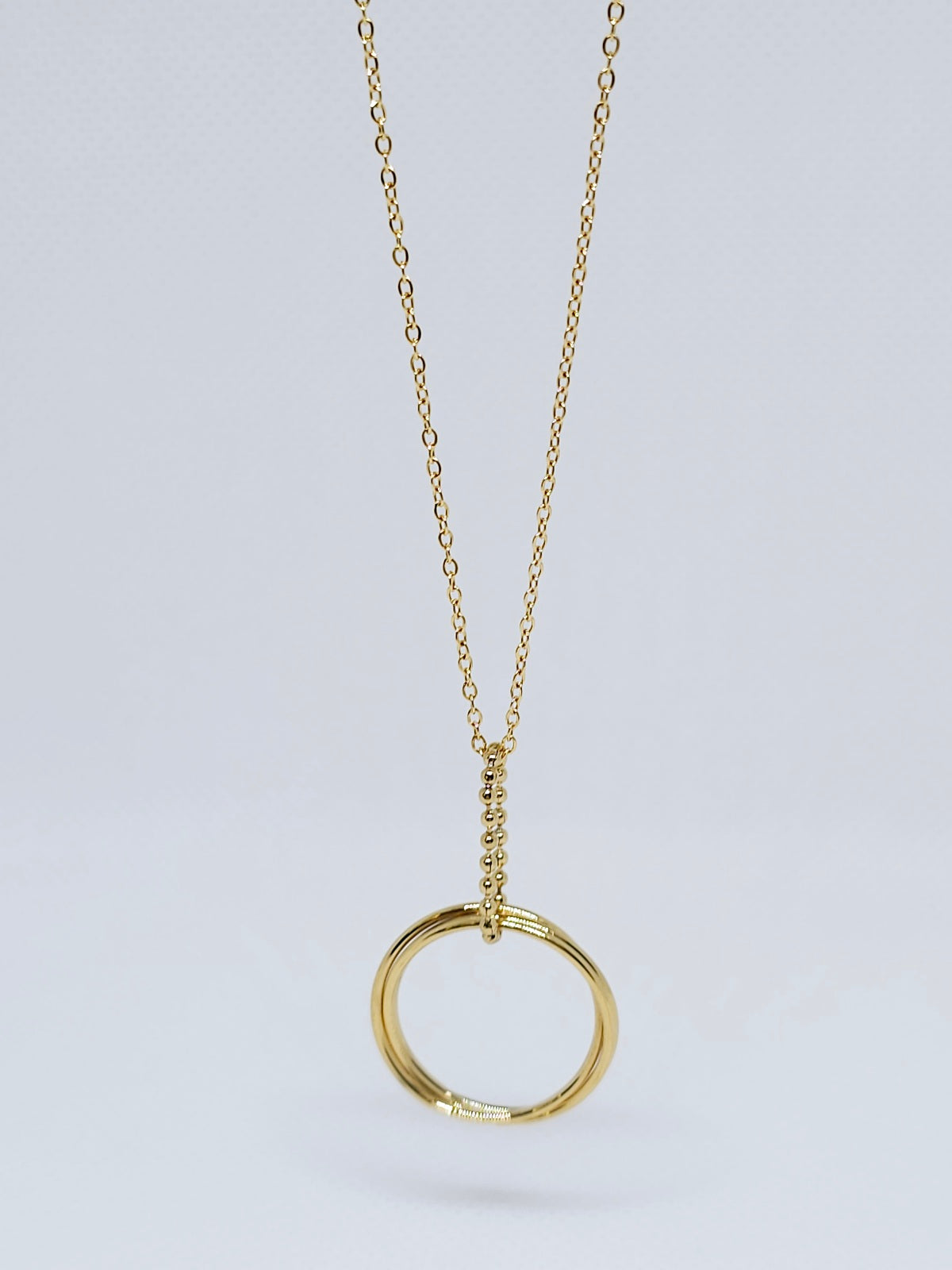 Collier cercle doré minimaliste élégant