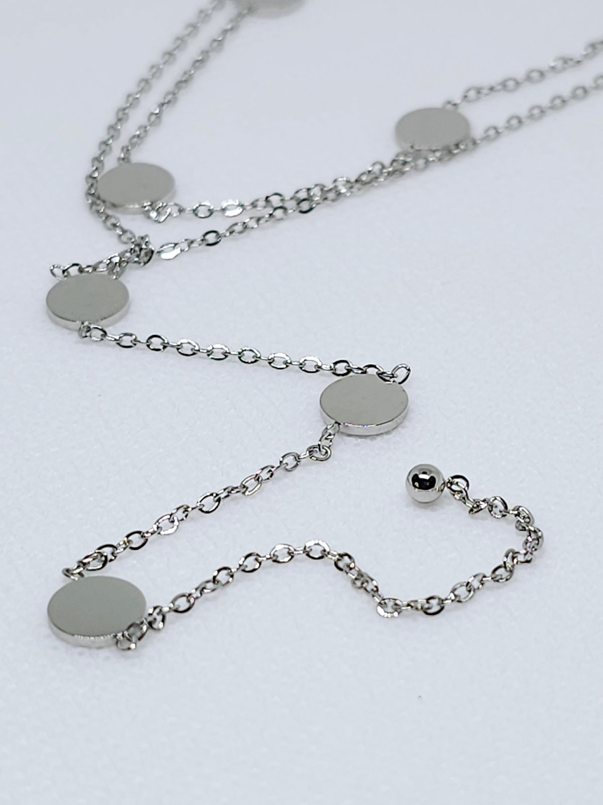 Collier argenté à médailles pendantes