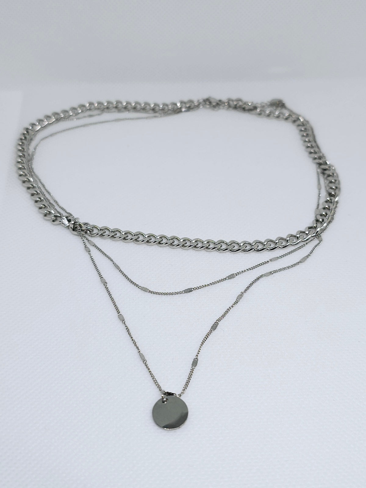 Collier argenté multi-rangs élégant