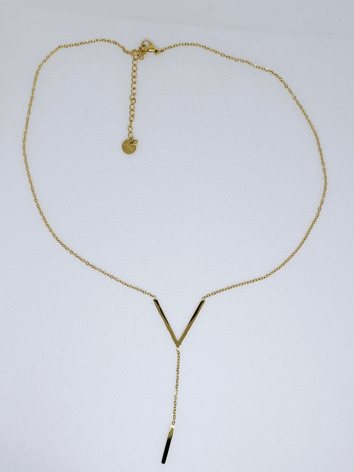 Collier doré en V minimaliste
