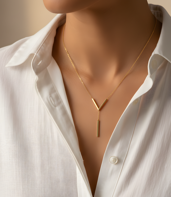 Collier doré en V minimaliste