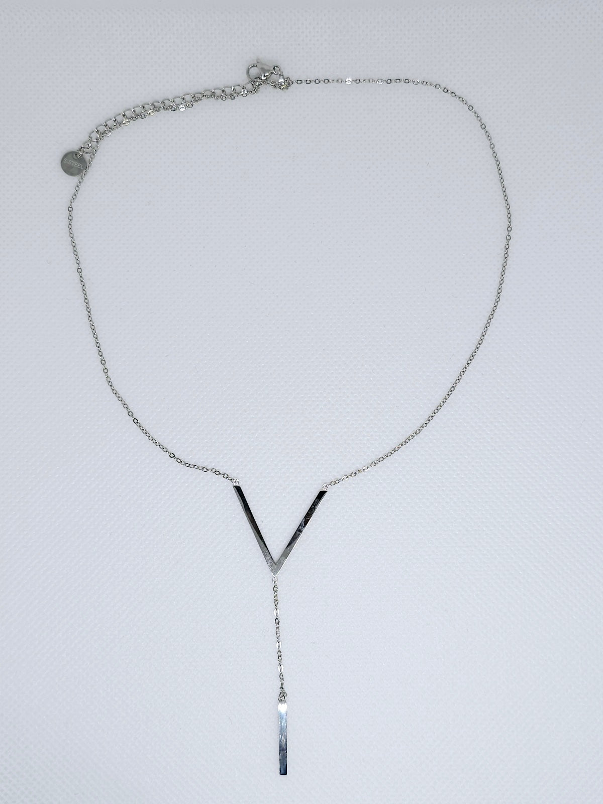 Collier doré en V minimaliste