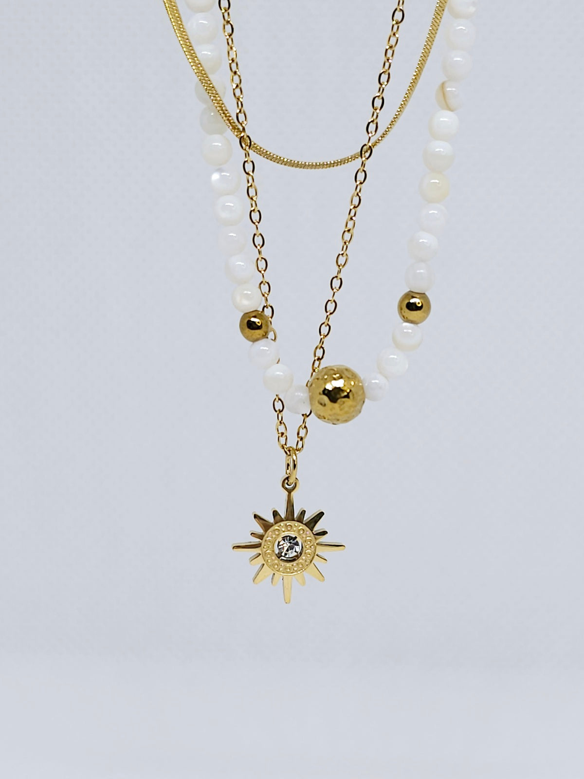 Collier doré soleil perles blanches