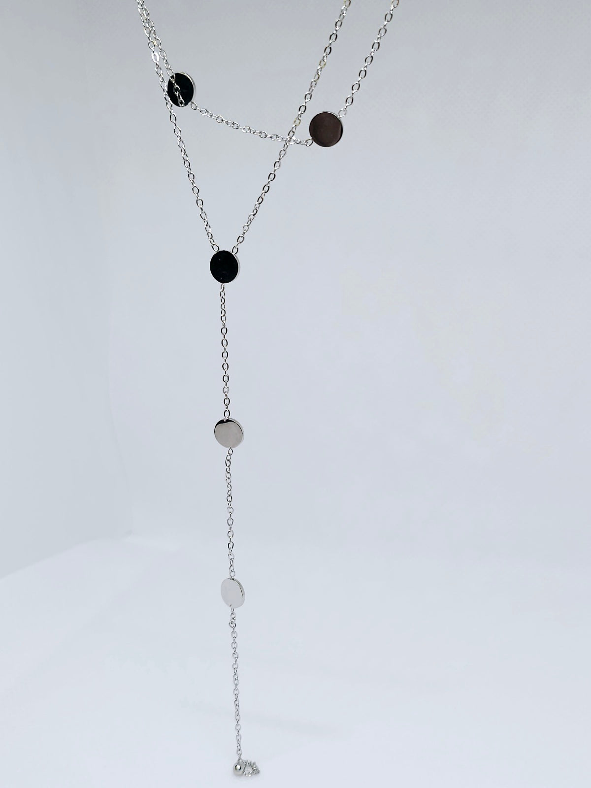 Collier argenté à médailles pendantes