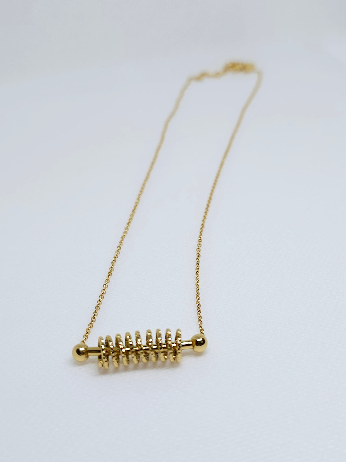 Collier doré moderne élégant femme
