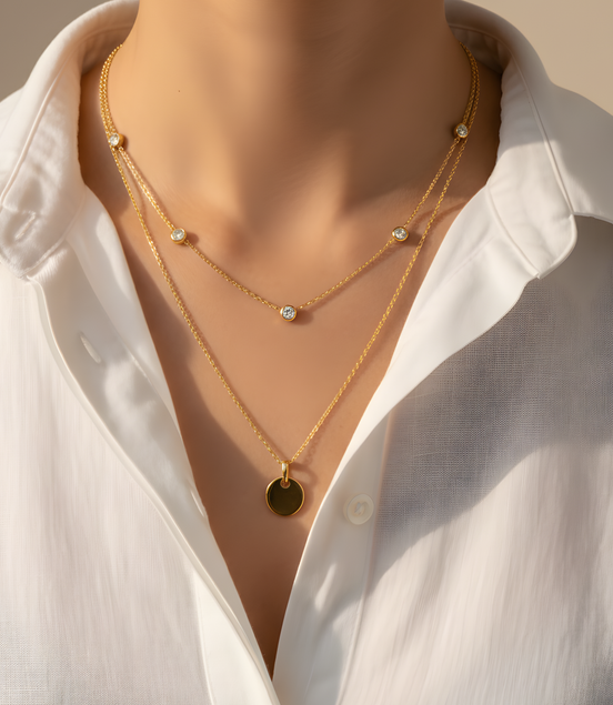 Collier doré multi-rangs avec cristaux et médaillon noir