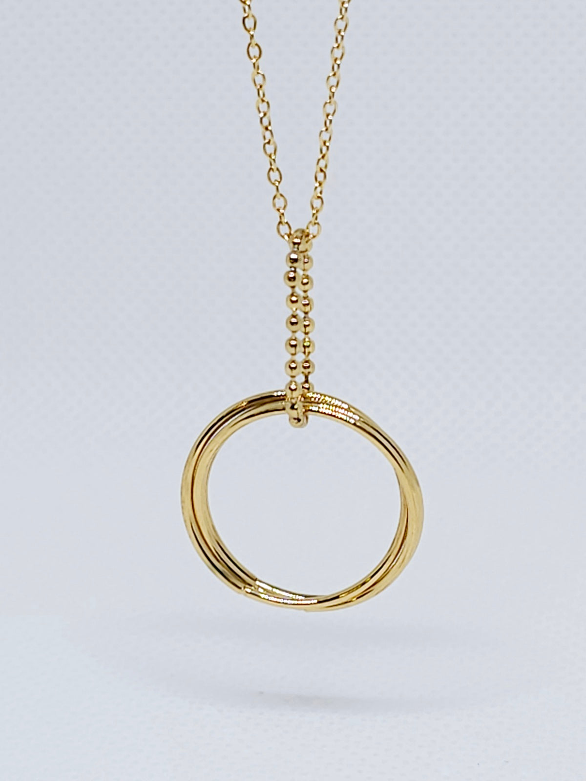 Collier cercle doré minimaliste élégant