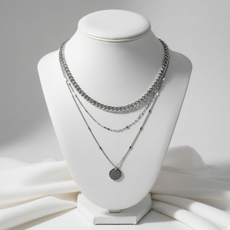 Collier argent multi-rangs avec médaillon rond minimaliste