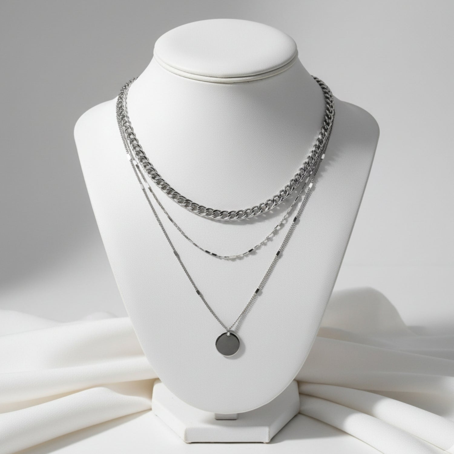Collier argent multi-rangs avec médaillon rond minimaliste