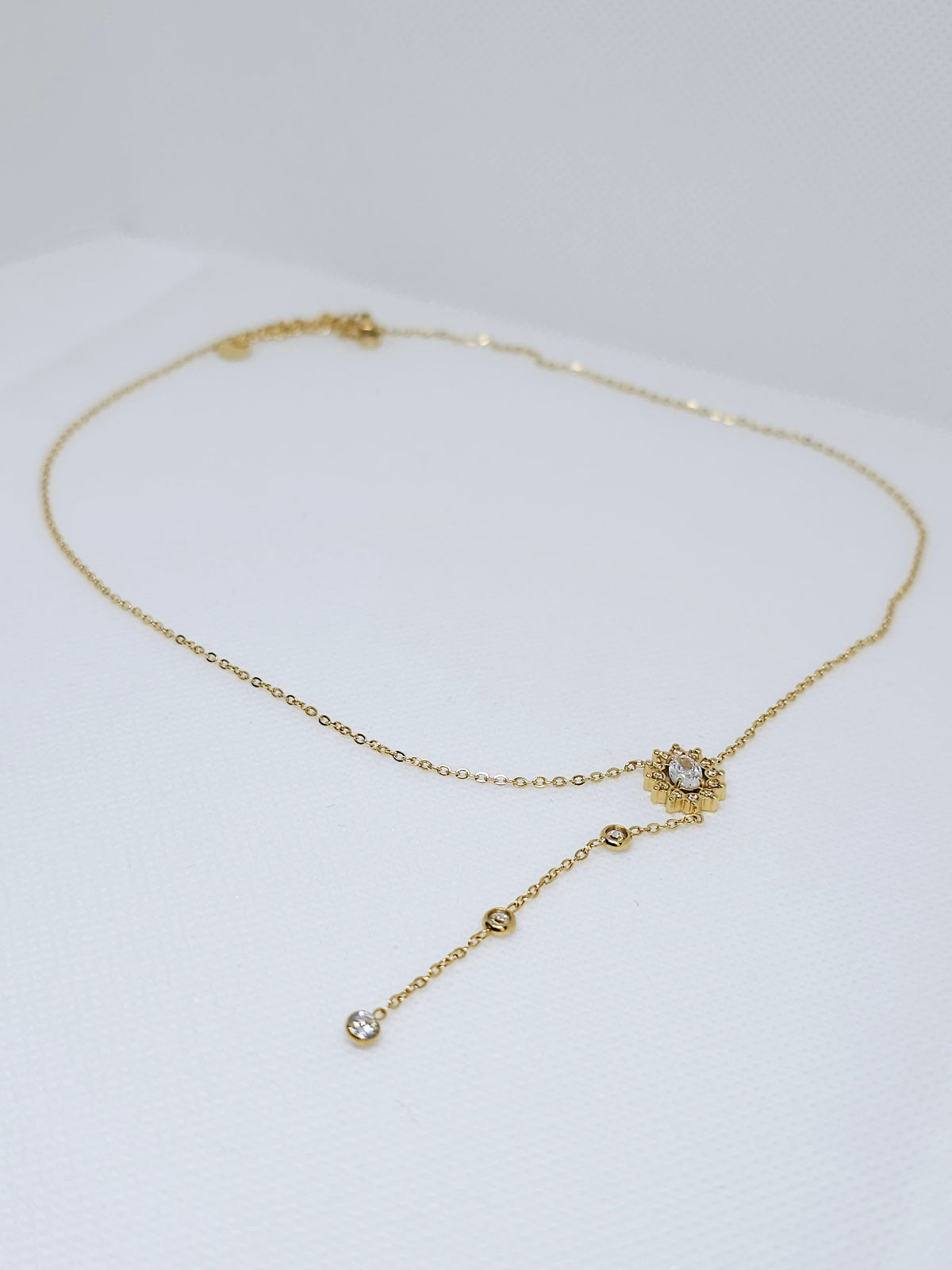 Collier doré fin avec strass scintillant