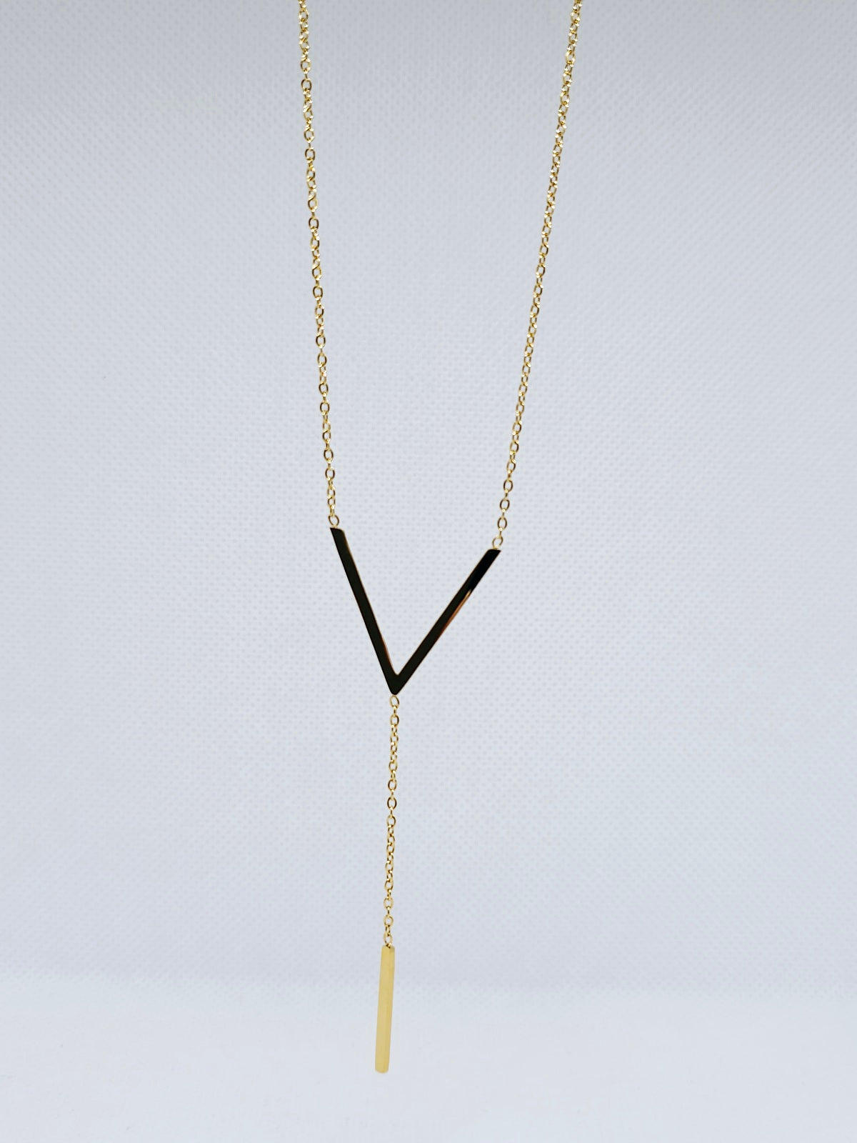Collier doré en V minimaliste