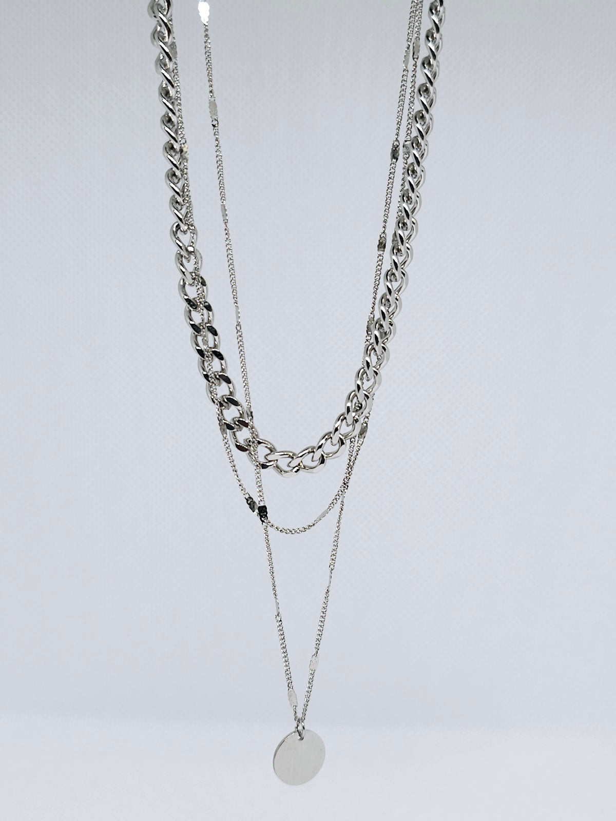 Collier argenté multi-rangs élégant