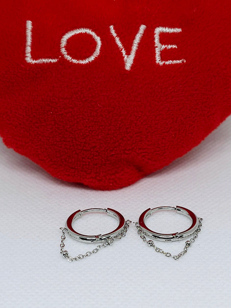 Créoles argentées avec chaîne délicate