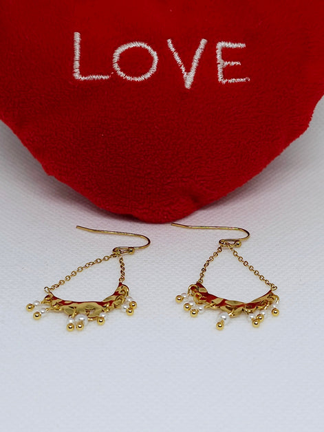 Boucles d’oreilles dorées pendantes perles