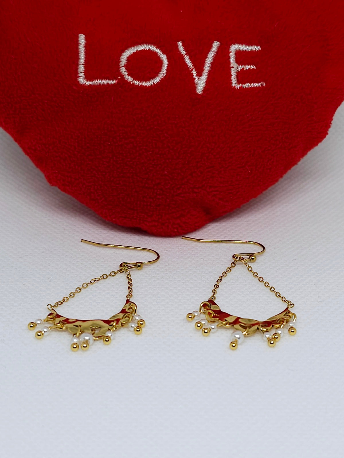 Boucles d’oreilles dorées pendantes perles