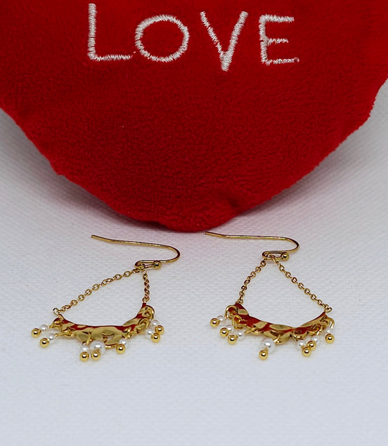 Boucles d’oreilles dorées pendantes perles