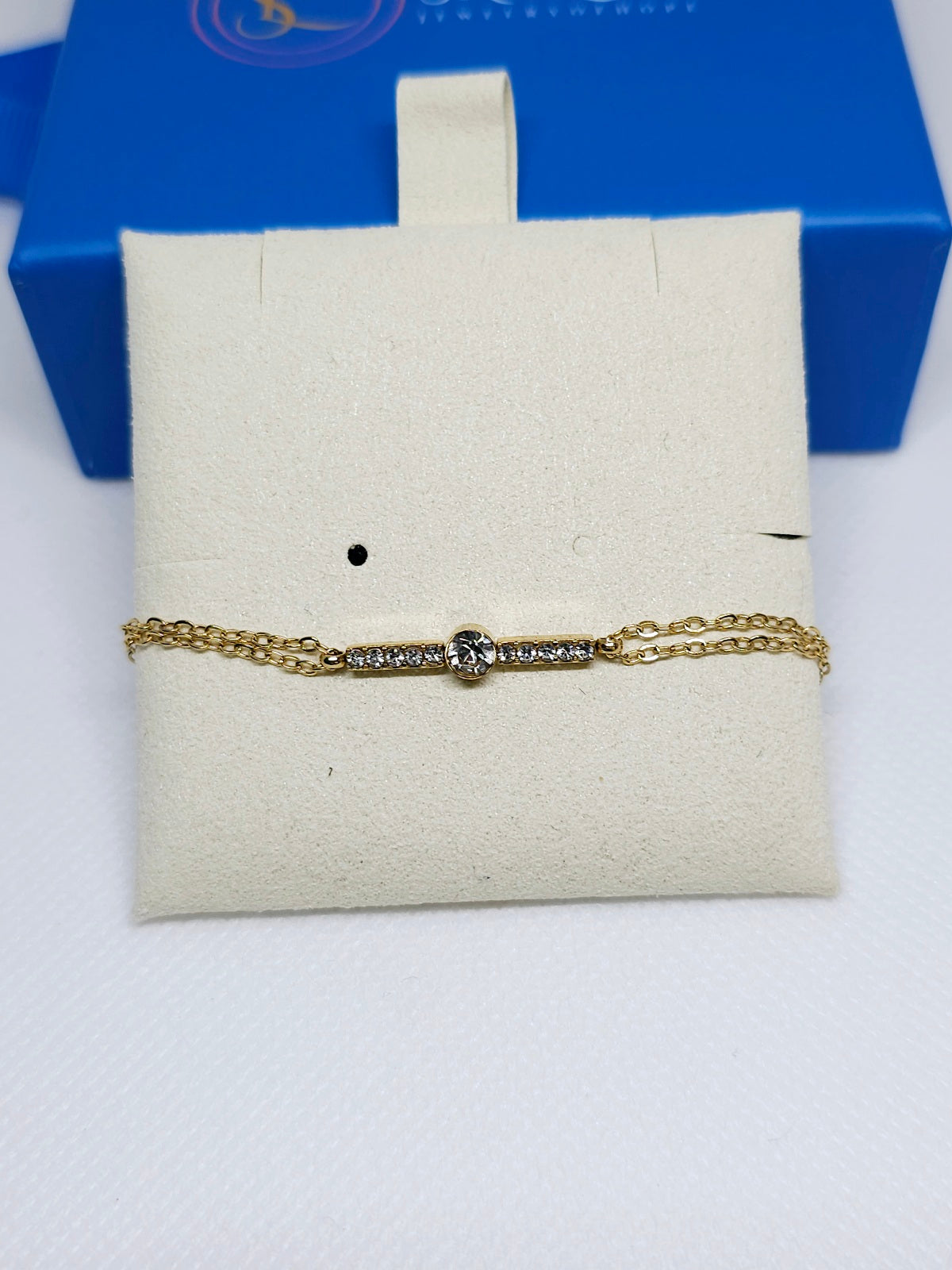 Bracelet doré fin avec cristaux élégants