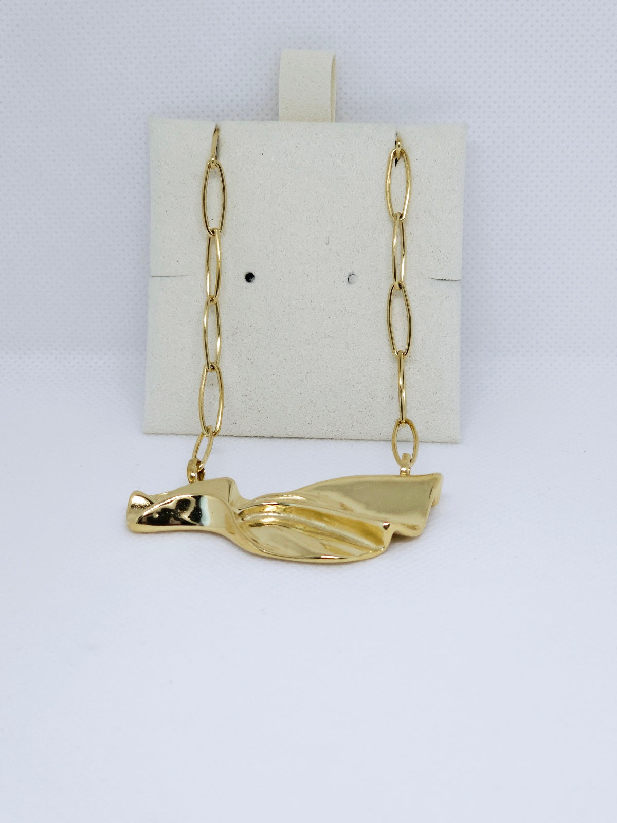 Collier et bague dorés modernes
