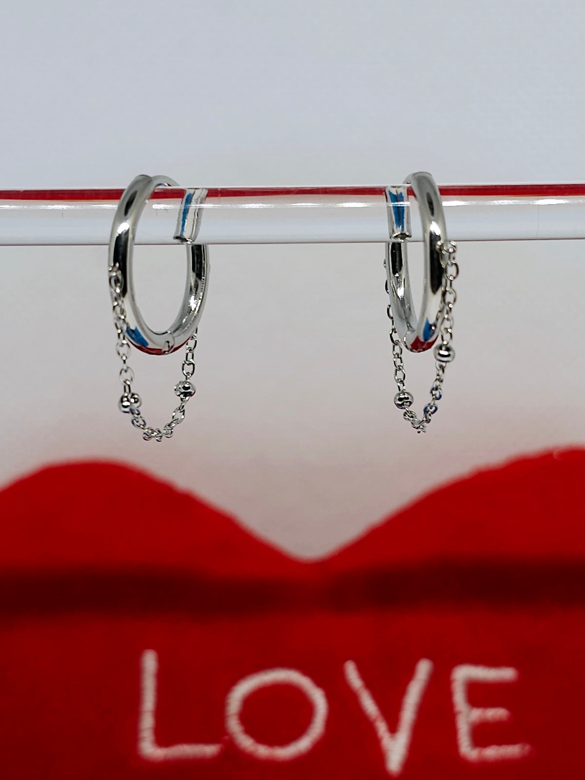 Créoles argentées avec chaîne délicate