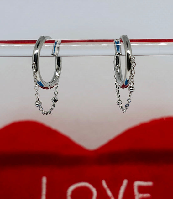 Créoles argentées avec chaîne délicate