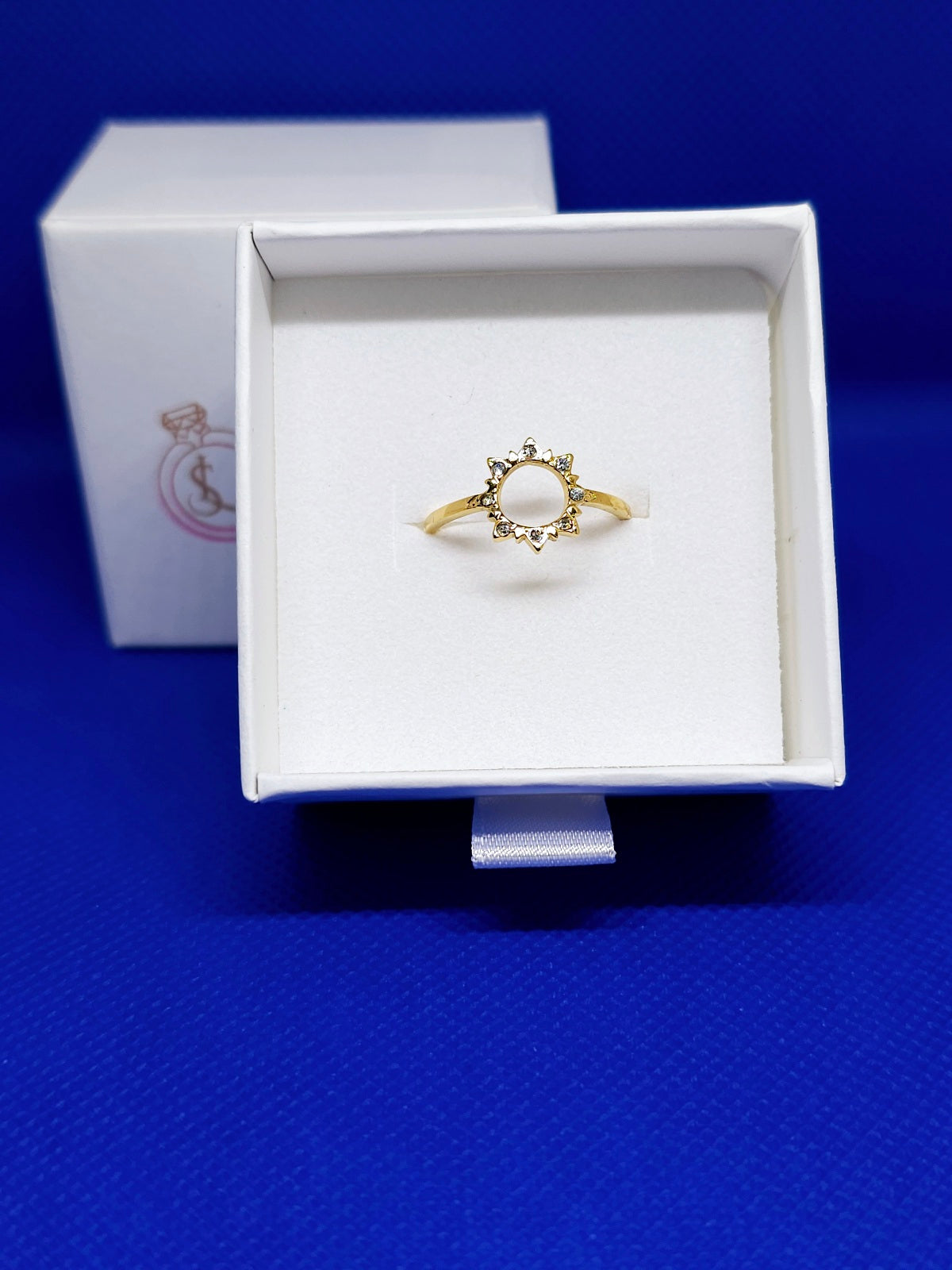 Bague ajustable dorée chic en boîte.