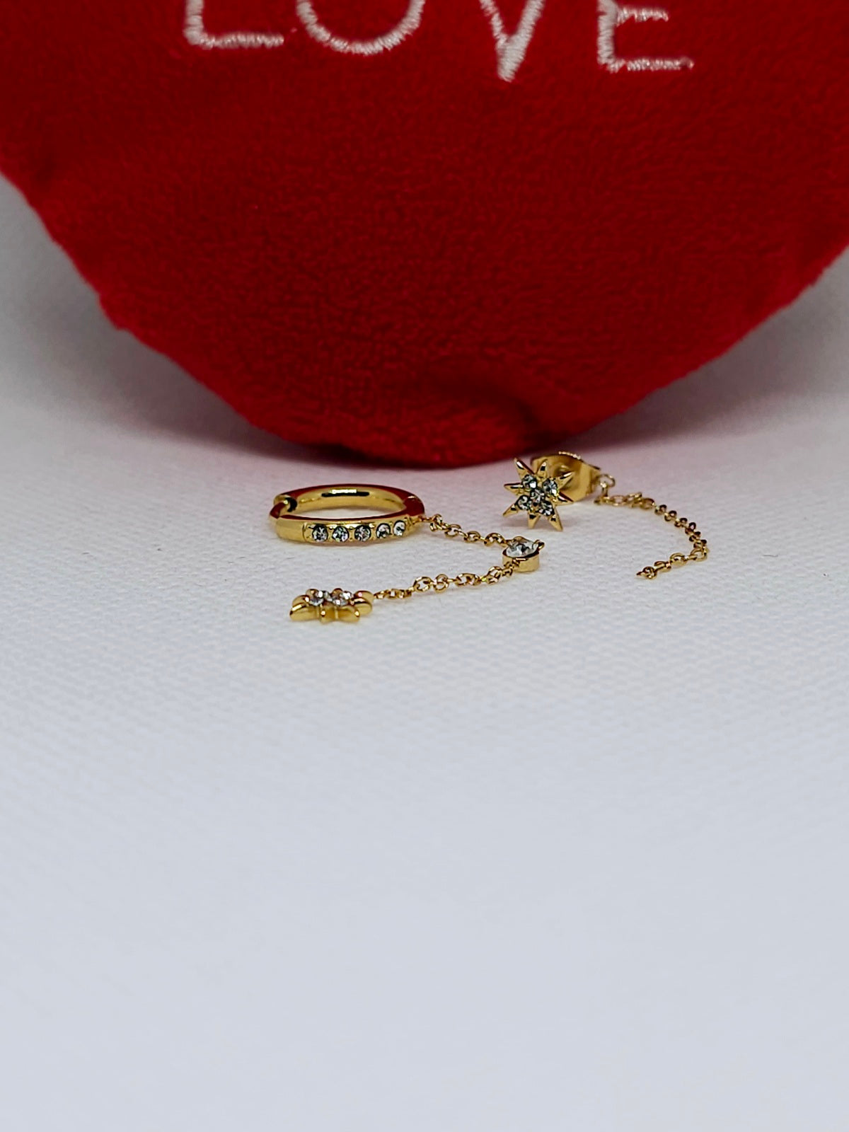 Boucle d’oreille dorée étoilée élégante