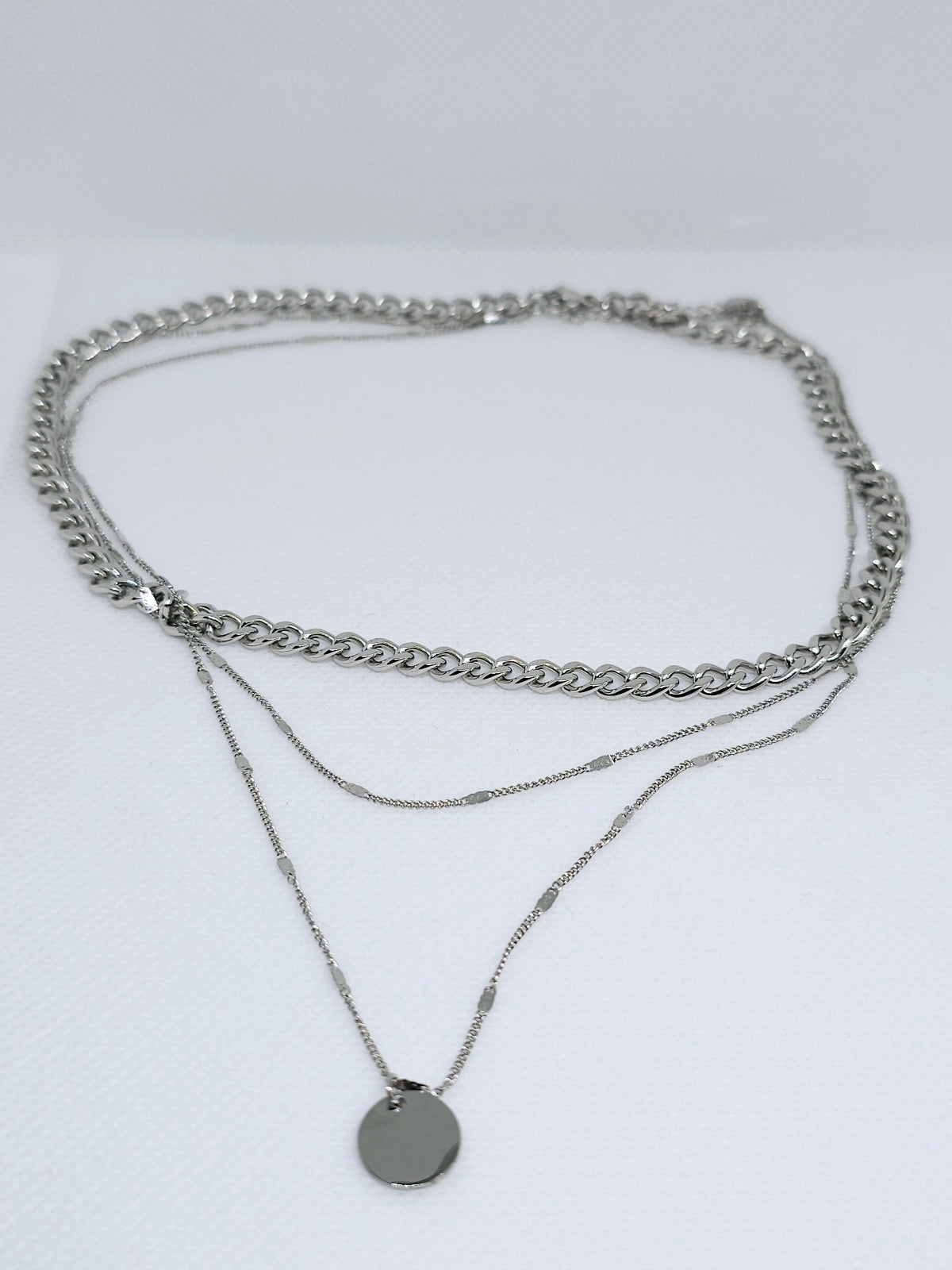 Collier argenté multi-rangs élégant