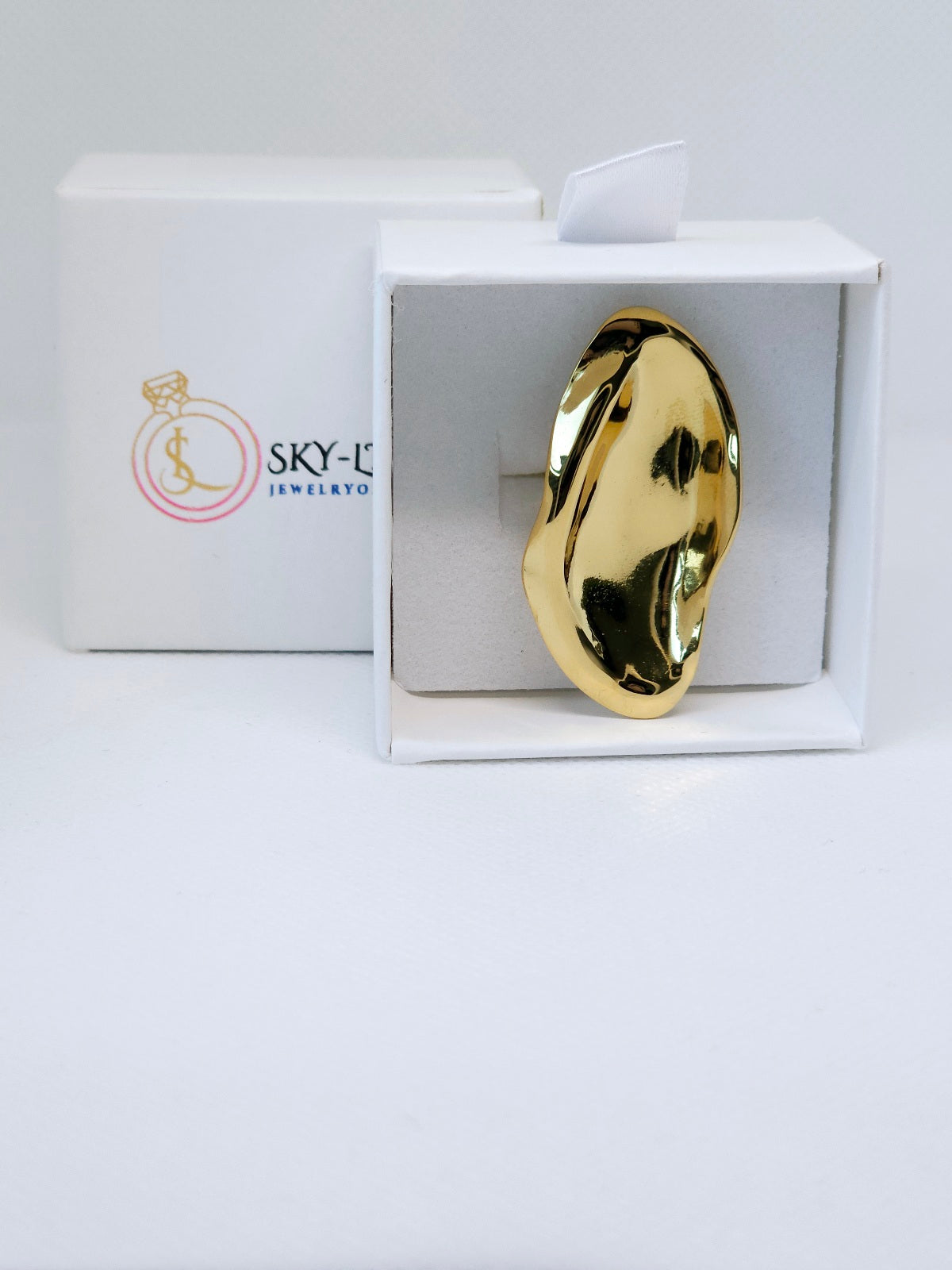 Collier et bague dorés modernes