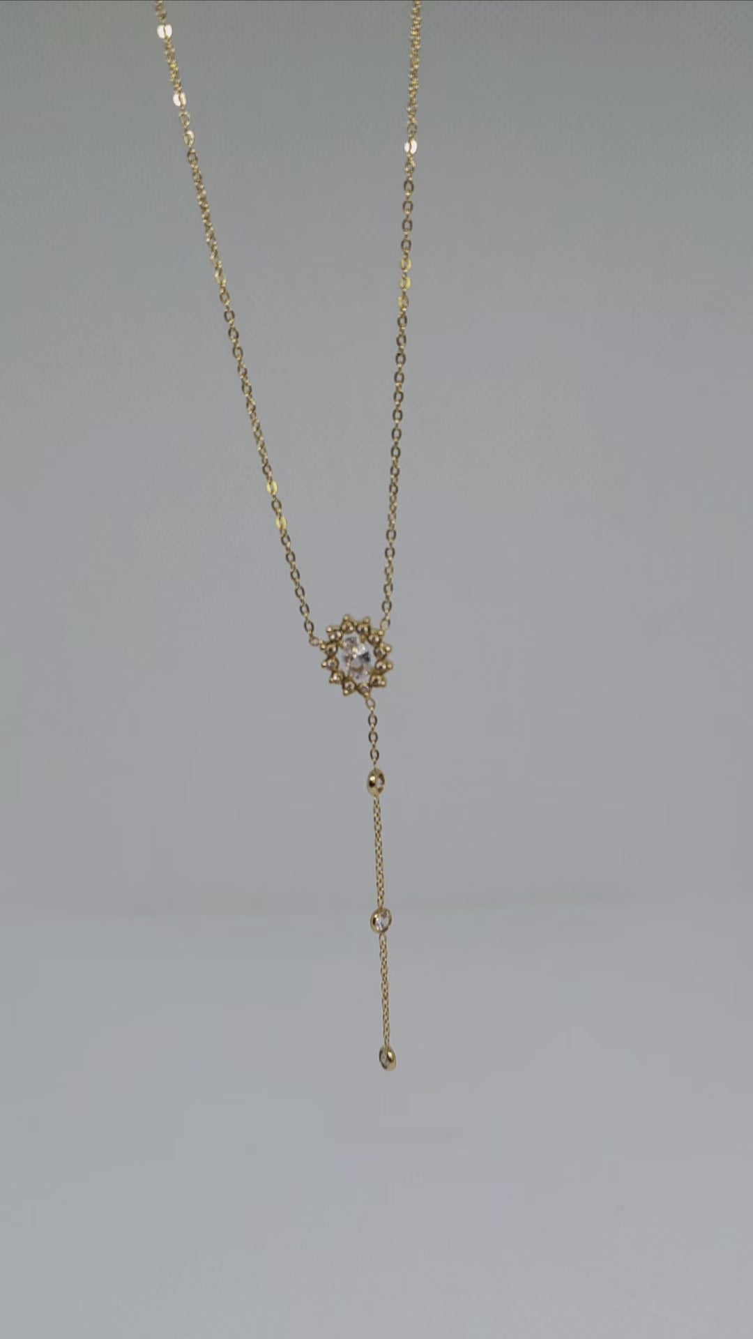 Collier doré fin avec strass scintillant