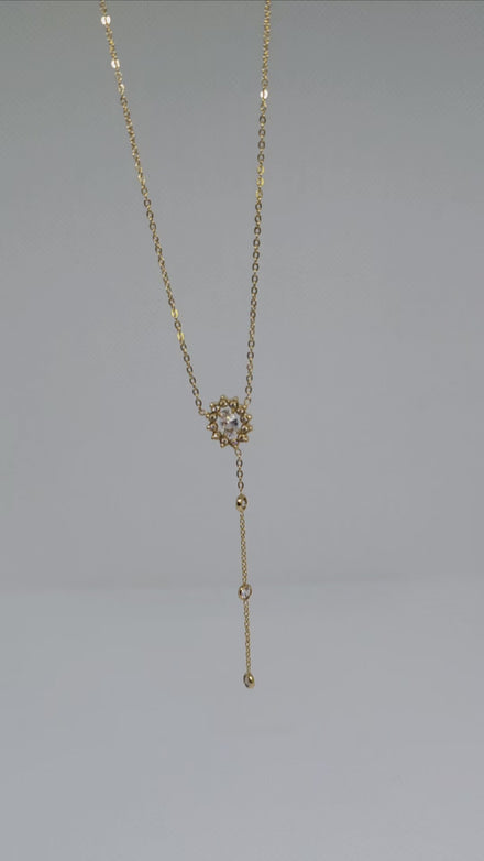 Collier doré fin avec strass scintillant