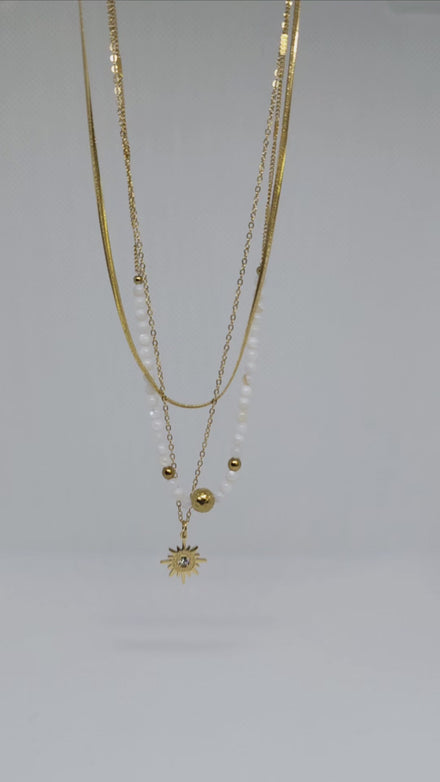 Collier doré soleil perles blanches